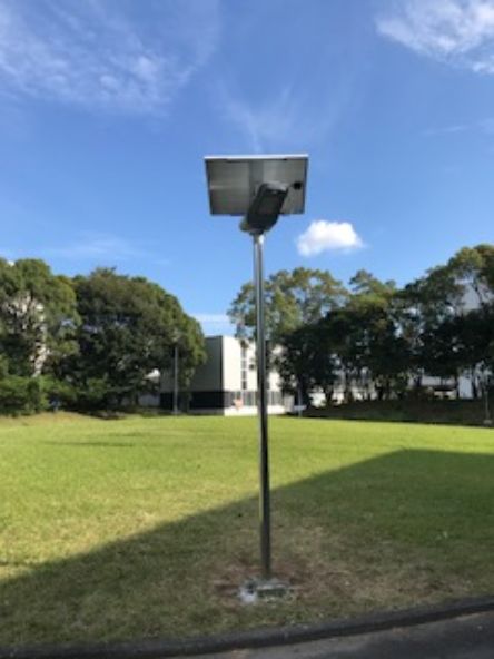 LEDソーラー外灯を日鉄ステンレス㈱研究センターに2基設置しました。従来のものより安価。ステンレスポールの採用で耐久性は抜群です。