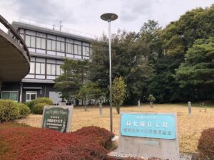 UFO型のLEDソーラー外灯を設置　ステンレス光