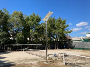 大型のLEDソーラー外灯(GIANT LIGHT)を設置