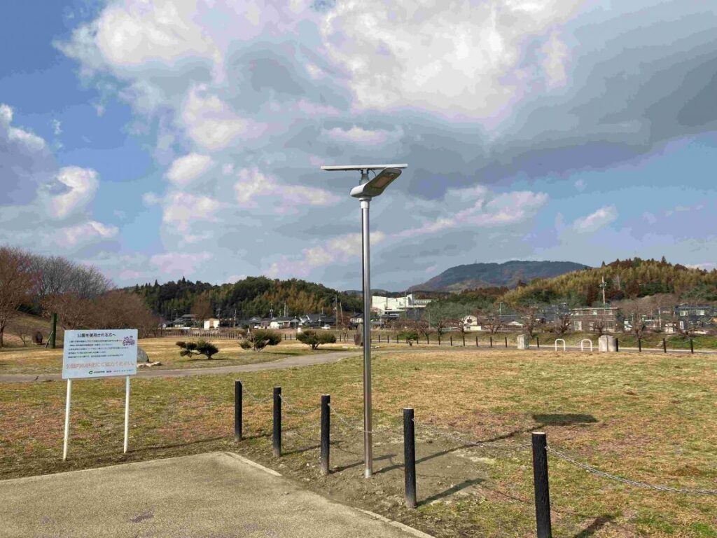 ＬＥＤソーラー外灯 駐車場設置 山口県田布施町の防災公園駐車場にＬＥＤソーラー外灯(PEGASUS-100.30-SUS)2基を設置いただきました。災害時に避難所となるために蓄電式外灯を採用されました。山口県の自治体で初めてです。 設置場所に合わせた安価なＬＥＤソーラーのご提案ができるよう、様々なご相談に応じています。