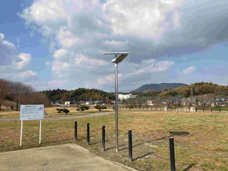ＬＥＤソーラー外灯 駐車場設置 山口県田布施町の防災公園駐車場にＬＥＤソーラー外灯(PEGASUS-100.30-SUS)2基を設置いただきました。災害時に避難所となるために蓄電式外灯を採用されました。山口県の自治体で初めてです。 設置場所に合わせた安価なＬＥＤソーラーのご提案ができるよう、様々なご相談に応じています。