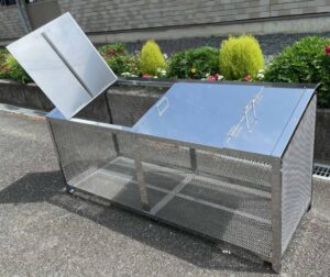 ゴミステーション ゴミ収納BOX　観音扉仕様 フタを左右観音開きにする事により、お年寄りや女性がフタを簡単に開けて作業が出来るようになりました。 ごみの投入や取り出しが容易なゴミステーションです。