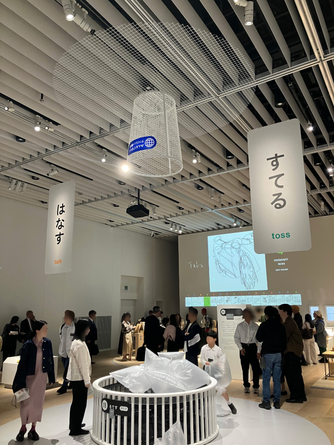 ステンレス光ではこの天井に吊るされたゴミ箱を製作