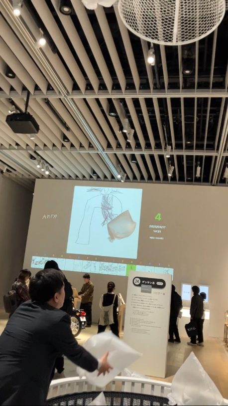 ステンレス光ではこの天井に吊るされたゴミ箱を製作しました。 この不思議な展示物、ご説明しますと 「デザインあ展neo」は「あるく」「たべる」「すわる」「もつ」など、わたしたちが行う行為(動詞)がテーマとなっています。 その数あるテーマの中で、「すてる」をテーマにしたブースにて、デザイナー様より依頼のあった写真のような展示会用の大型ゴミ箱（高さ1250mm、幅1000mm） を製作しました。 最初に「ゴミ箱を天井に吊るしたい」と御相談頂いたときはまったくイメージが湧きませんでした... この「すてる」のブースは実際に体験することが出来ます。 実際に「すてる」を体験してみました。