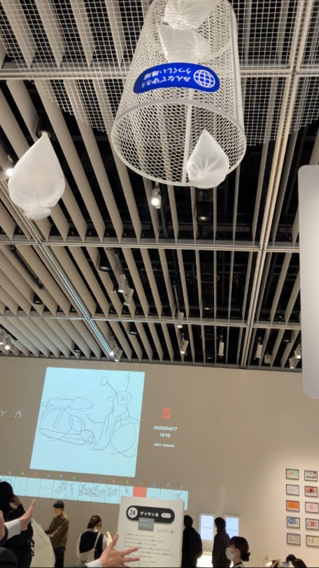 ステンレス光ではこの天井に吊るされたゴミ箱を製作しました。 この不思議な展示物、ご説明しますと 「デザインあ展neo」は「あるく」「たべる」「すわる」「もつ」など、わたしたちが行う行為(動詞)がテーマとなっています。 その数あるテーマの中で、「すてる」をテーマにしたブースにて、デザイナー様より依頼のあった写真のような展示会用の大型ゴミ箱（高さ1250mm、幅1000mm） を製作しました。 最初に「ゴミ箱を天井に吊るしたい」と御相談頂いたときはまったくイメージが湧きませんでした... この「すてる」のブースは実際に体験することが出来ます。 実際に「すてる」を体験してみました。