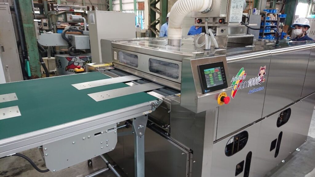 洗浄装置AUDEBU Racoon1000は、バリ取り装置と連動し部材の両面を同時に洗浄、粉塵除去と脱脂ができる優れものです