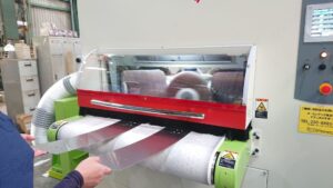 バリ取り装置AuDeBu1002は、IOT機能を搭載し作業を見える化、粉塵自動除去によりバリ取り効率が3～5倍に向上。