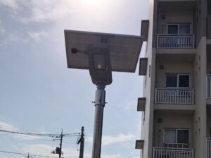 ＬＥＤソーラー外灯 山口県営住宅駐車場にPEGASUS-100.30-SUSを設置