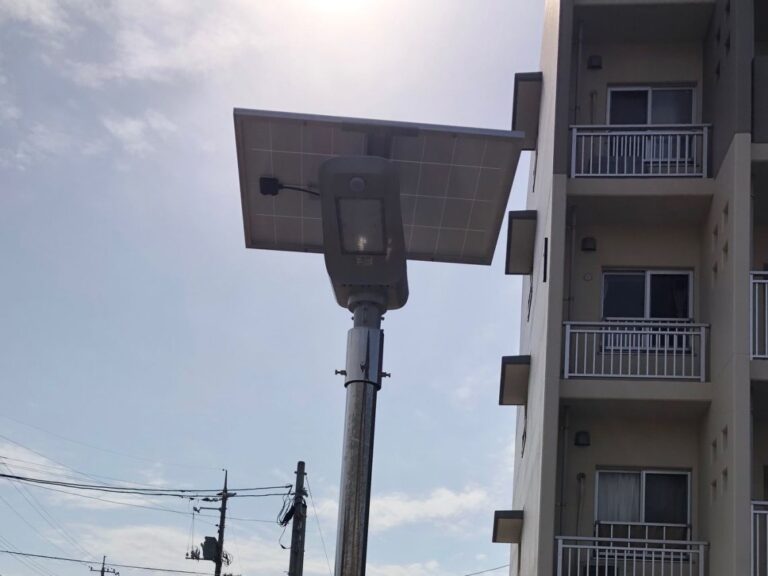 LEDソーラー外灯 山口県営住宅駐車場にPEGASUS-100.30-SUSを設置