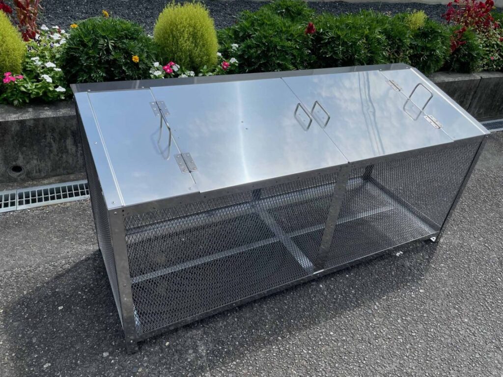 フタを従来品より約30%軽くし、開閉がしやすくなりました!! ワイヤ錠・チェーン錠の取付が可能に!! フタを左右観音開きにする事により、お年寄りや女性がフタを簡単に開けて作業が出来るようになりました。 ごみの投入や取り出しが容易なゴミステーションです。