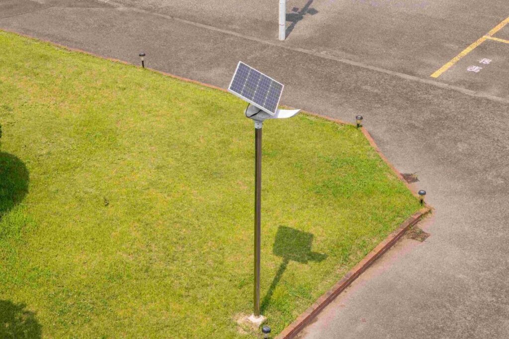 防災意識の高まりに伴い、停電時にも点灯するLEDソーラー外灯を採用していただく場面が増えています。 設置場所に合わせた安価なＬＥＤソーラーのご提案ができるよう、様々なご相談に応じています。