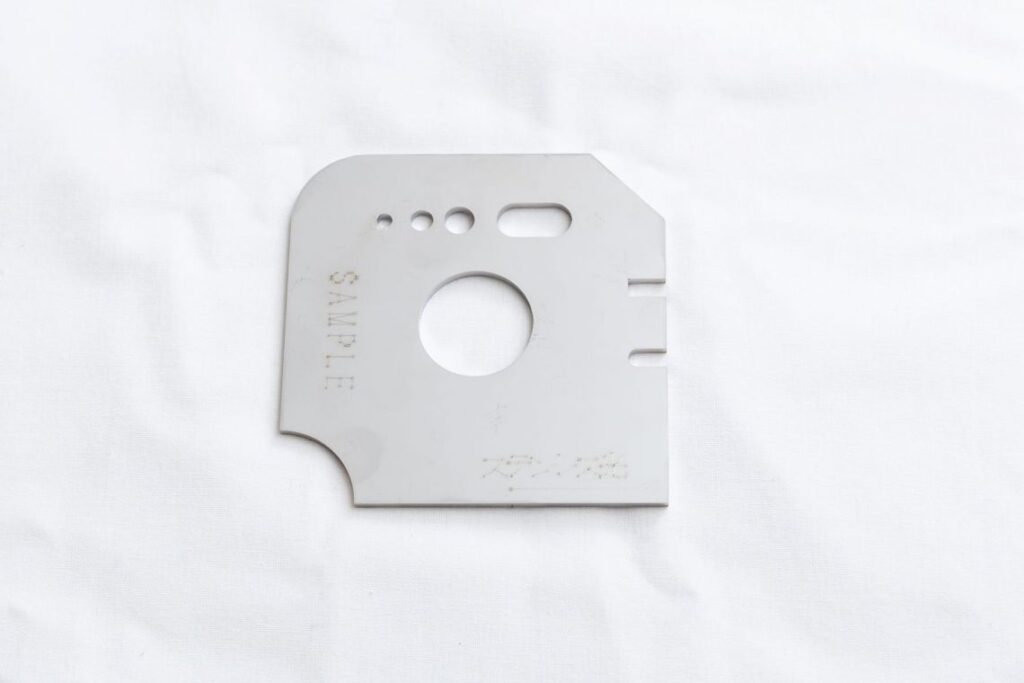 ステンレスレーザー加工　ステンレス光