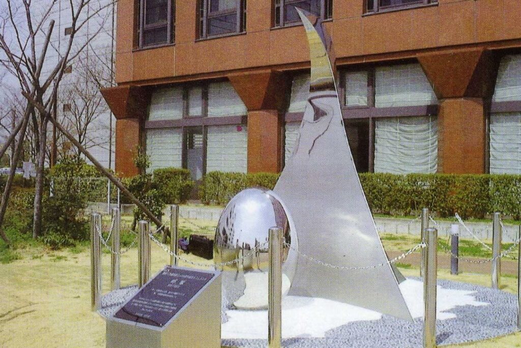 ステンレス製 モニュメント　ステンレス光