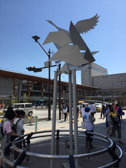 長野前に設置してあるステンレス製のモニュメント