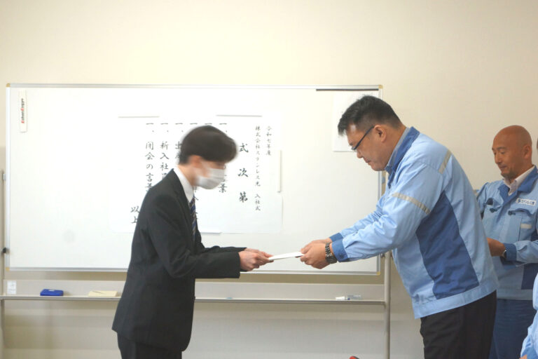 2025年４月に4人の新入社員を迎えて行った入社式