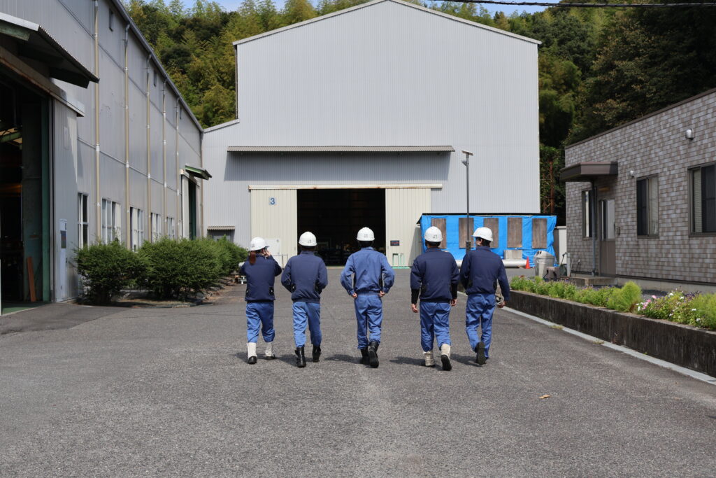 田布施工場後ろ姿