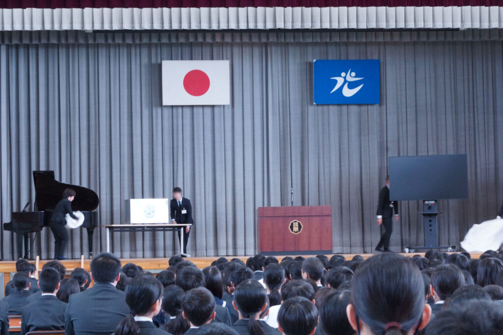 移転記念式典に出席